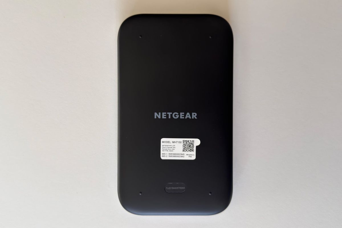 Задняя часть роутера Netgear Nighthawk M7 с портами и антеннами