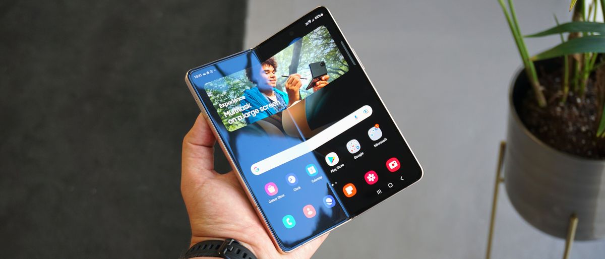 Samsung Galaxy Z Fold 4 в раскрытом состоянии
