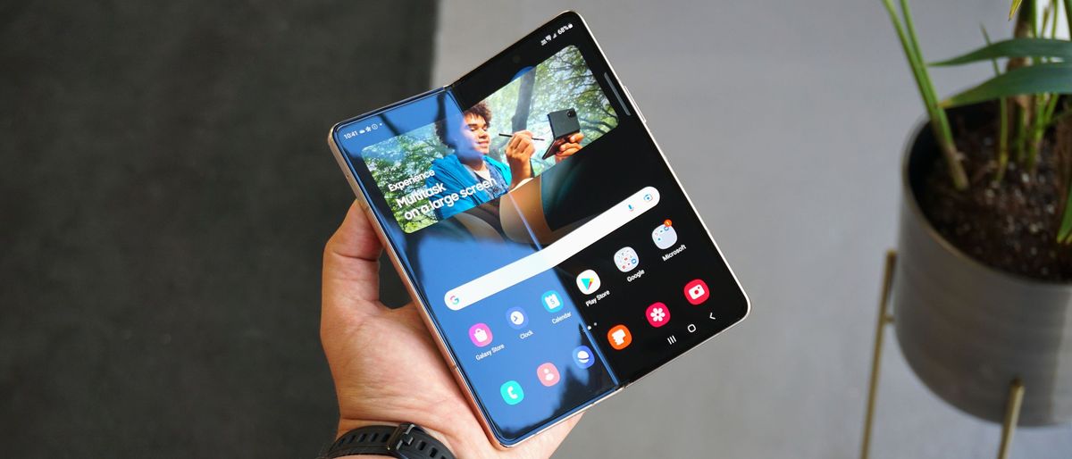 Samsung Galaxy Z Fold 4 с раскрытым экраном, демонстрирующим возможности многоэкранной технологии