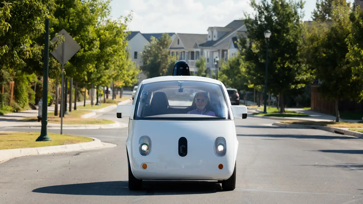 Автономный автомобиль Waymo на дороге