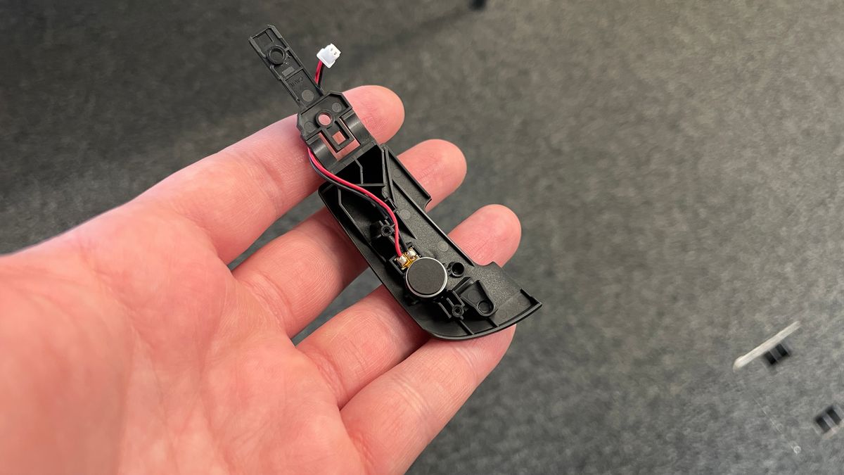 Гаптический мотор под кнопочной панелью мыши Logitech G Pro X2 Superstrike